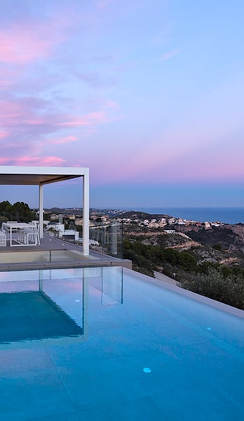 Una terraza suspendida sobre el paisaje, diseñada para vivir el Mediterráneo